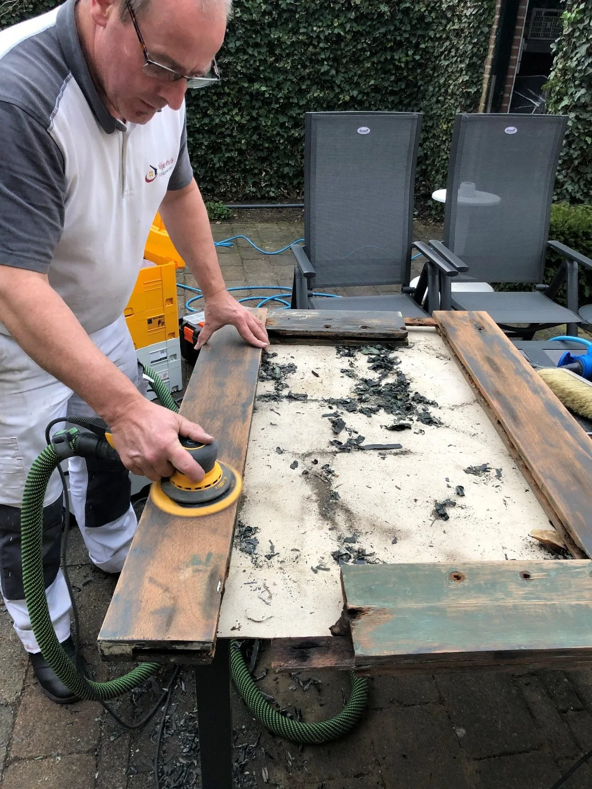 Met lage toeren kaal schuren, hout is te nat voor fohnen