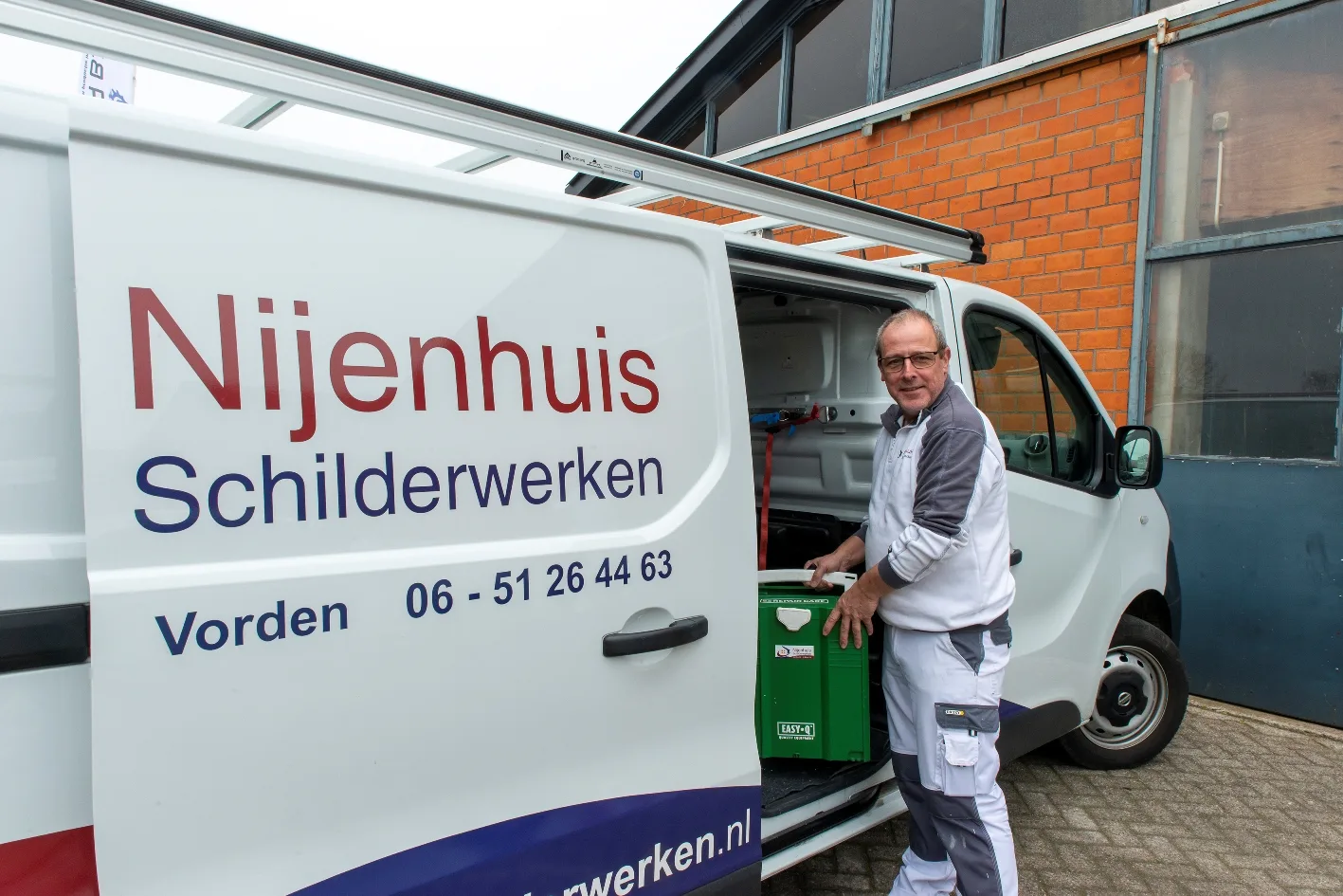 Na schoonmaken en opruimen weer de bus in