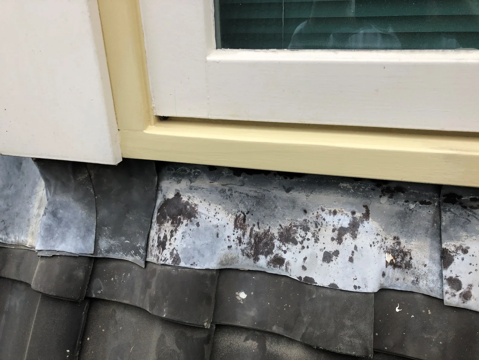 2e laag grondverf in kleur. 2022 gehele woning afwerken