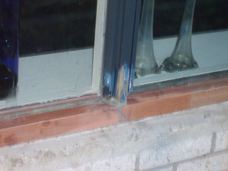 Op deze foto is de gehele onderdorpel door ons vervangen.