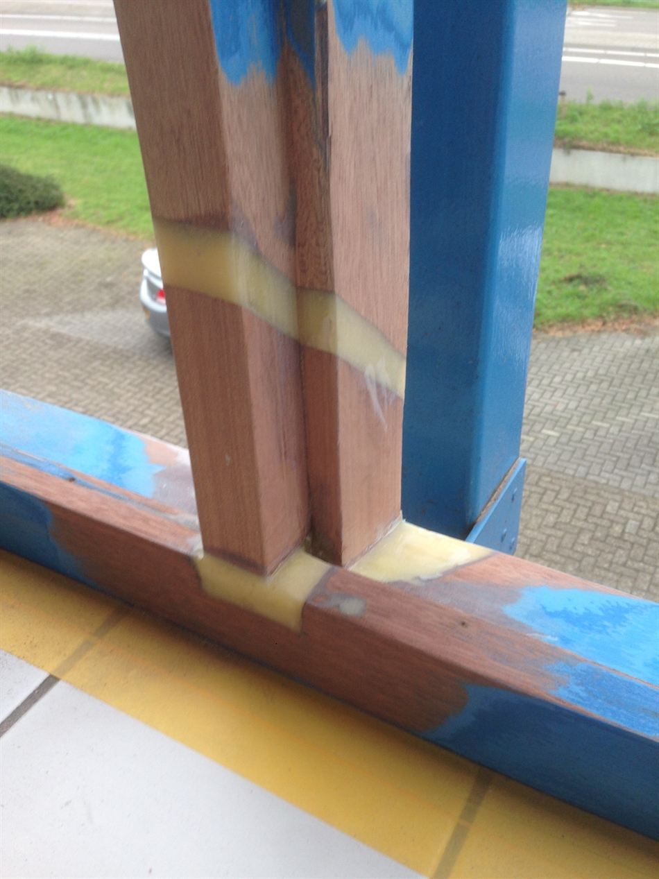 Na uitharding reparatie geschuurd en oneffenheden afgewerkt met Dryflex SF. Scherpe delen afgerond.