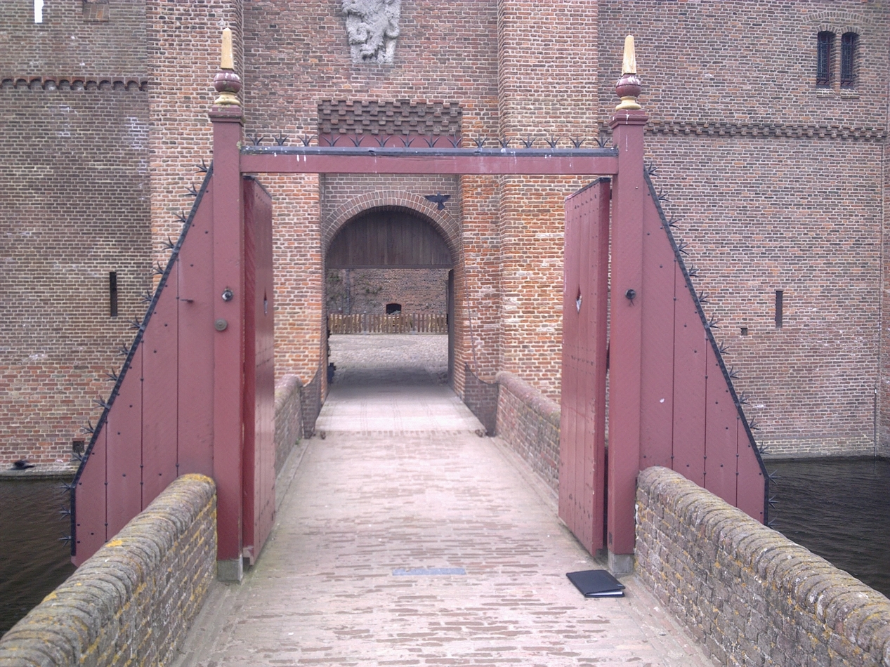 Poort op slotbrug