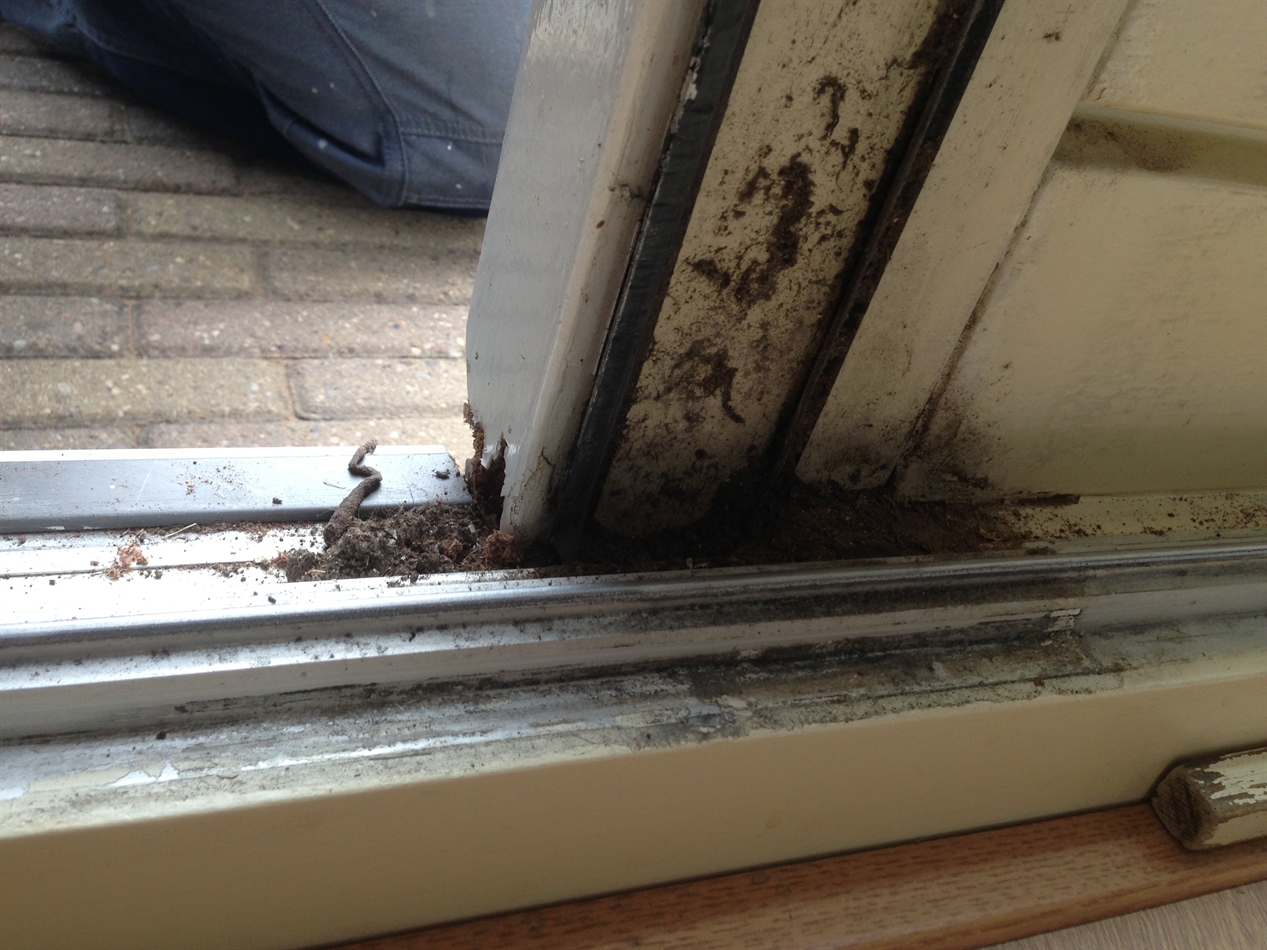 De deur is 25 jaar oud, maar door de bewoners nog nooit verwijderd om schoon te maken of te schilderen. Hierdoor vuilophoping achter de stijl.