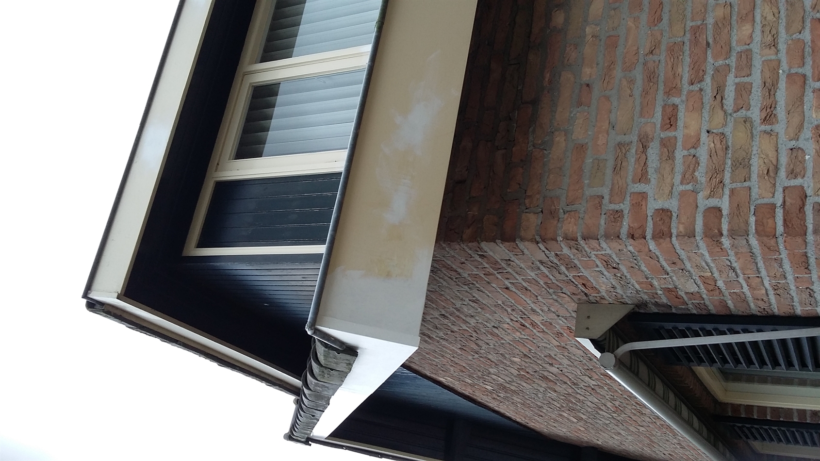 Stuk windveren vernieuwd en grootlijst met deelvervanginging gerepareerd.