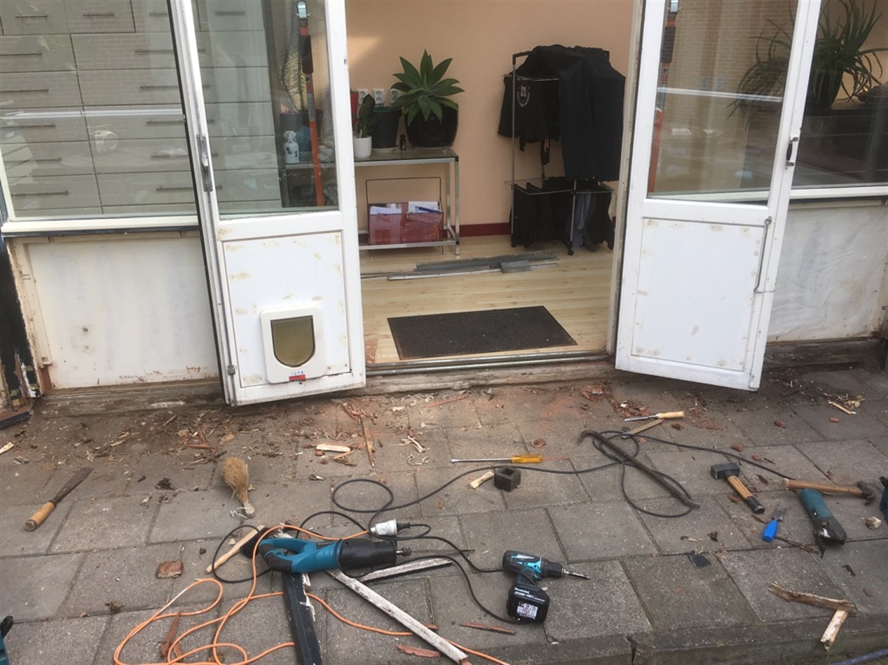 Oude dorpel verwijderen. Staande kozijndelen ruim afzagen om genoeg speling te creëren voor het plaatsen van een nieuw deel.