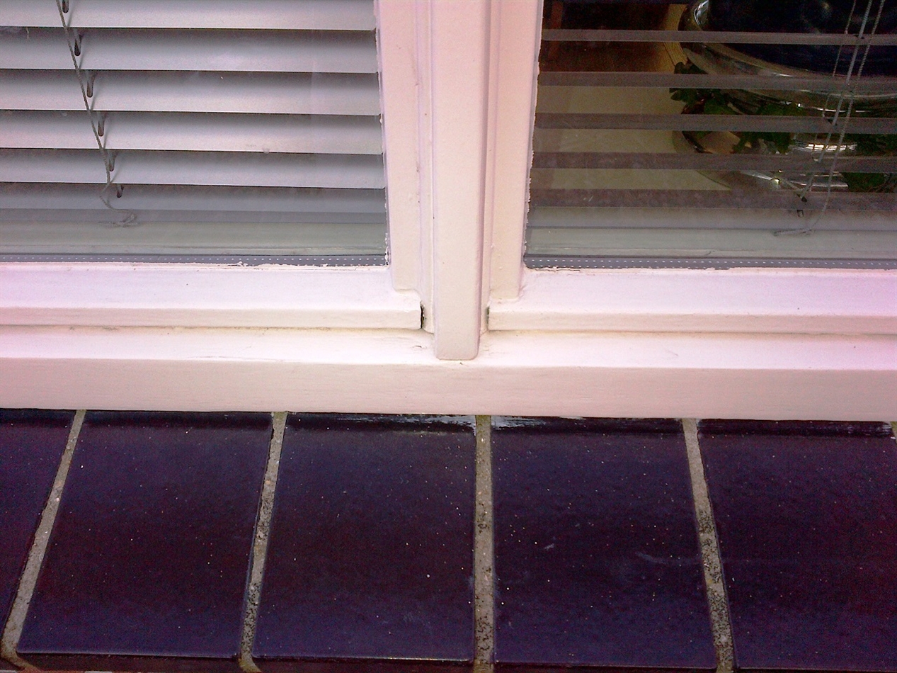 Op deze foto is op het eerste gezicht geen spoor van houtrot te herkennen. Door de jaarlijkse houtrotinspectie werd geconstateerd dat de oppervlakte van de dorpel rondom de stijl zachte plekken vertoonde.