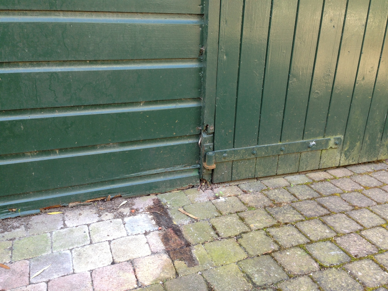 Situatie voor de reparatie. Zie een oude reparatie bij de stijl van het kozijn.