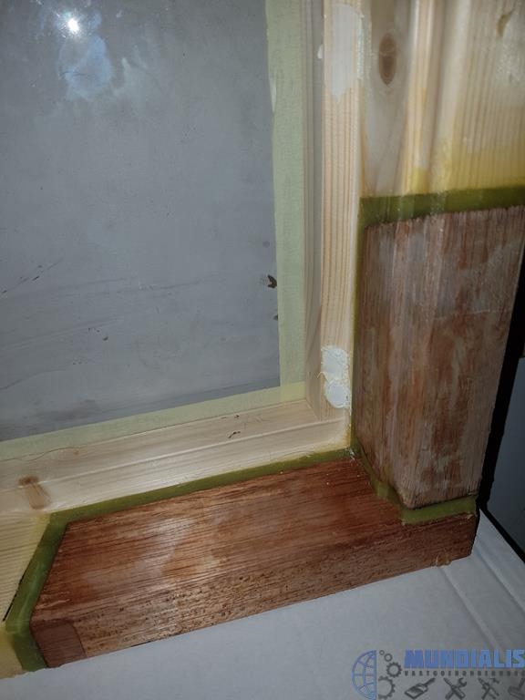 Gelamineerd met nieuwe stukken hout in een hoekverbinding