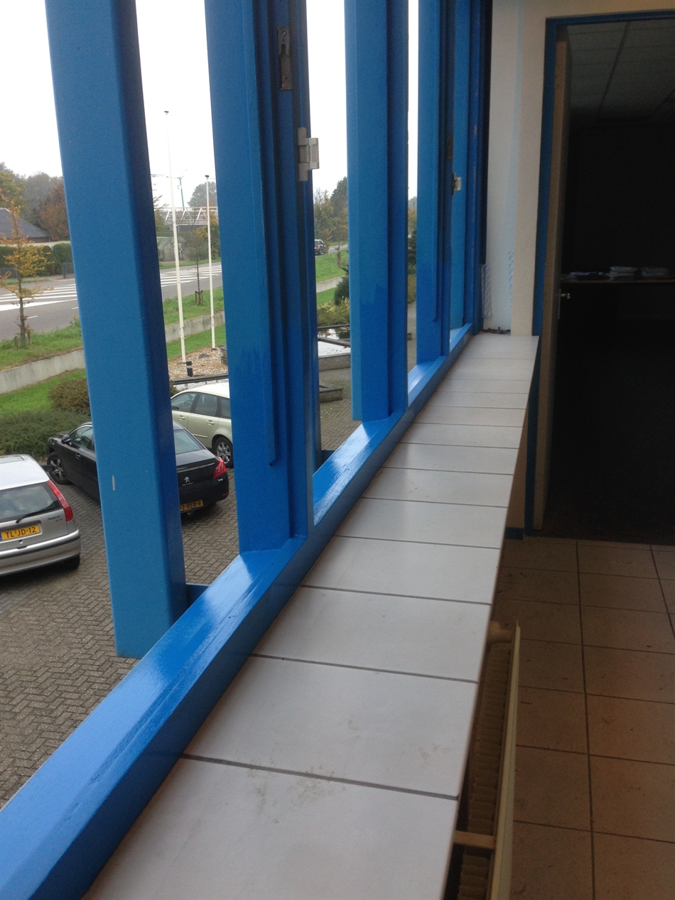 2 lagen grondverf aangebracht.