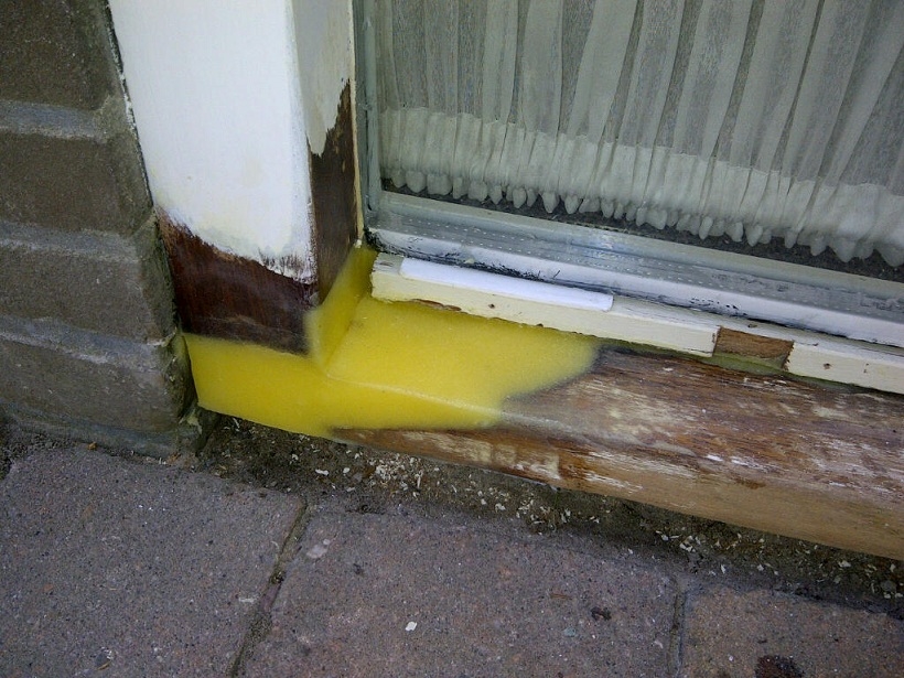Op deze foto is de rechter stijl en dorpel gerepareerd met Repair care 4. Uiteraard is er vooraf de bijpassende primer aangebracht.