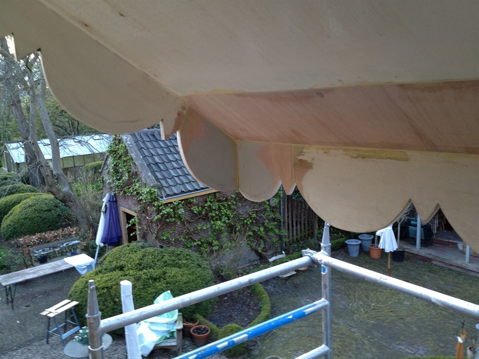 De nieuwe delen van de sierlijst zijn aan de overige delen bevestigd met DRY FLEX® 1