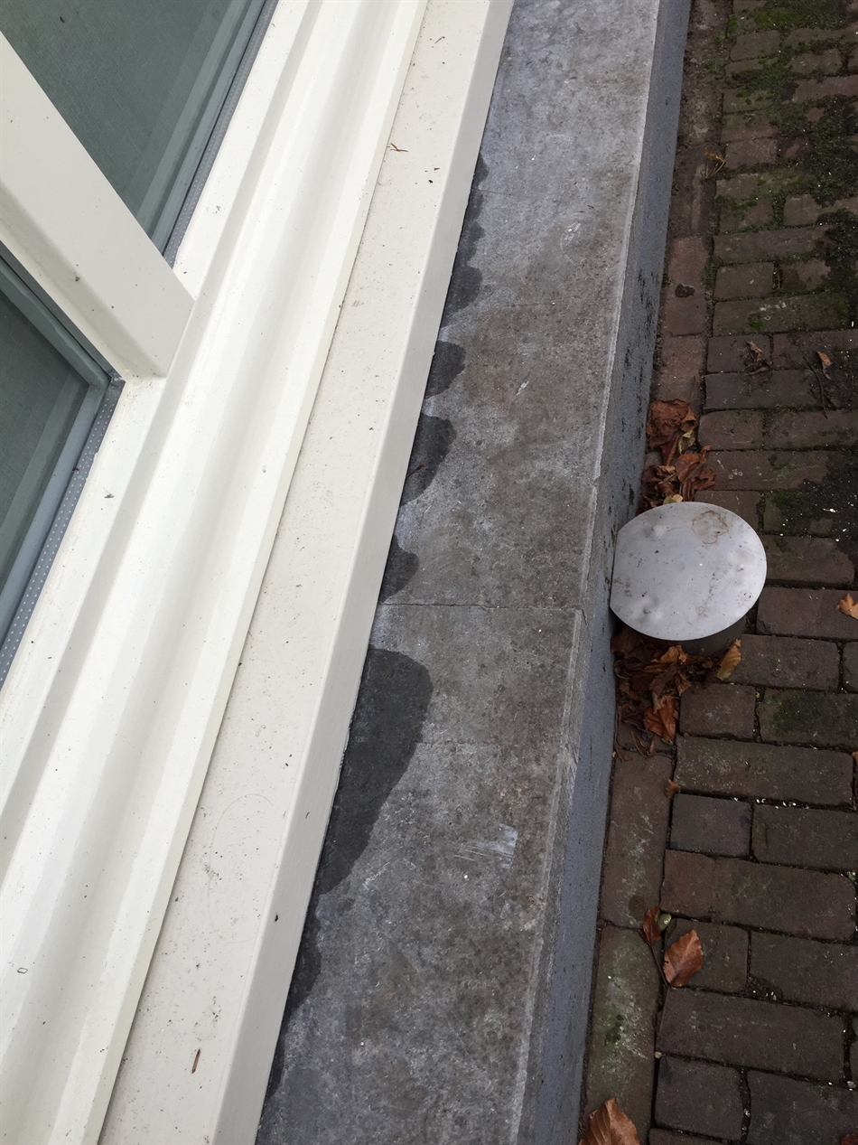 Vochtindringing aan de onderzijde van de dorpel.