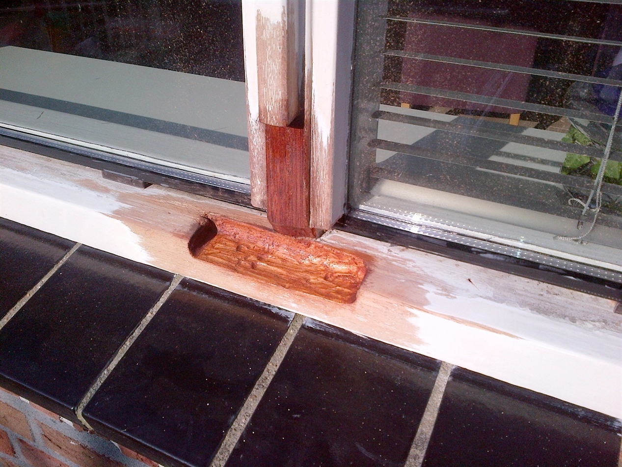 Op deze foto is te zien dat de primer (Dry fix 4) op het gezonde hout is aangebracht. Deze primer is nodig voor de hechting van het eindproduct (Dry flex 4)