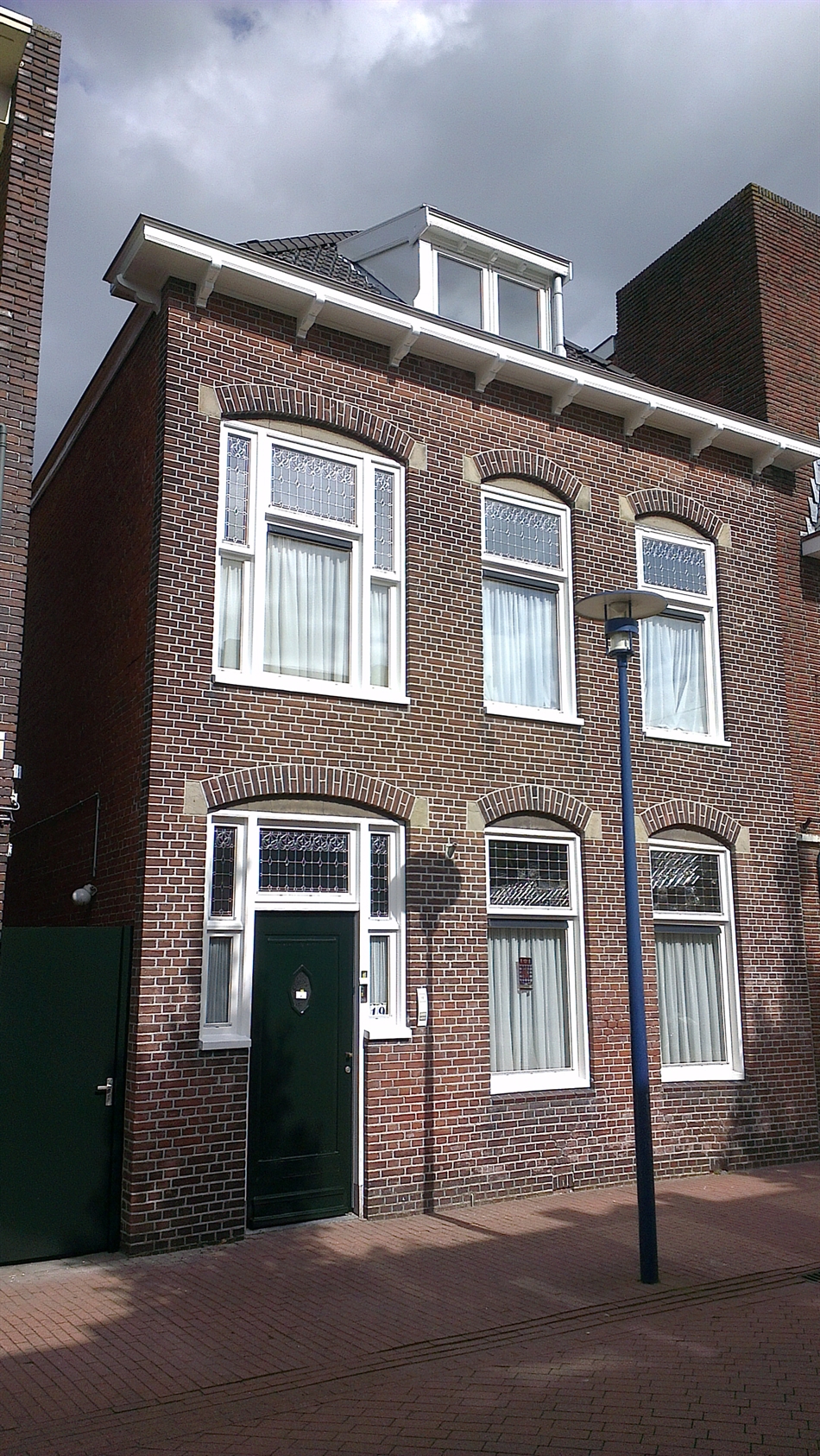 Reparatie aan dorpels, deurpost, dakgoot met profiel en dakkapel.