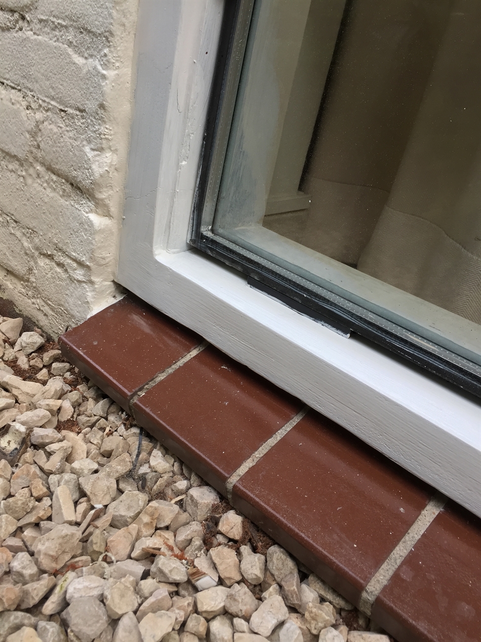 Foto 5: Na uitharding van de Dryflex de reparatie geschuurd, 2 lagen grondverf aangebracht en glas geplaatst. Herplaatsing glaslatten, neuslaten 2x aflakken.