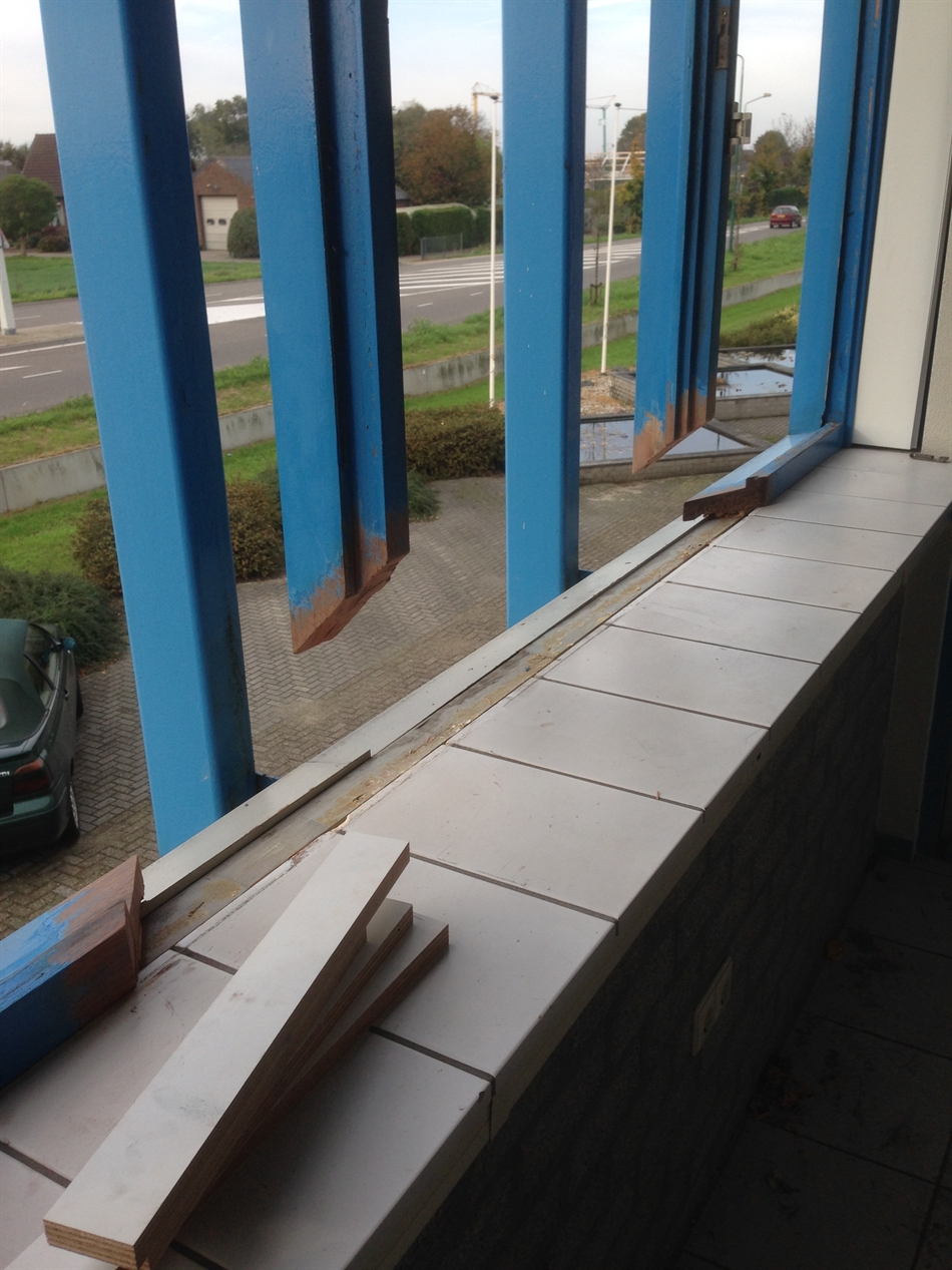 Stijlstukken en dorpel uitgezaagd.