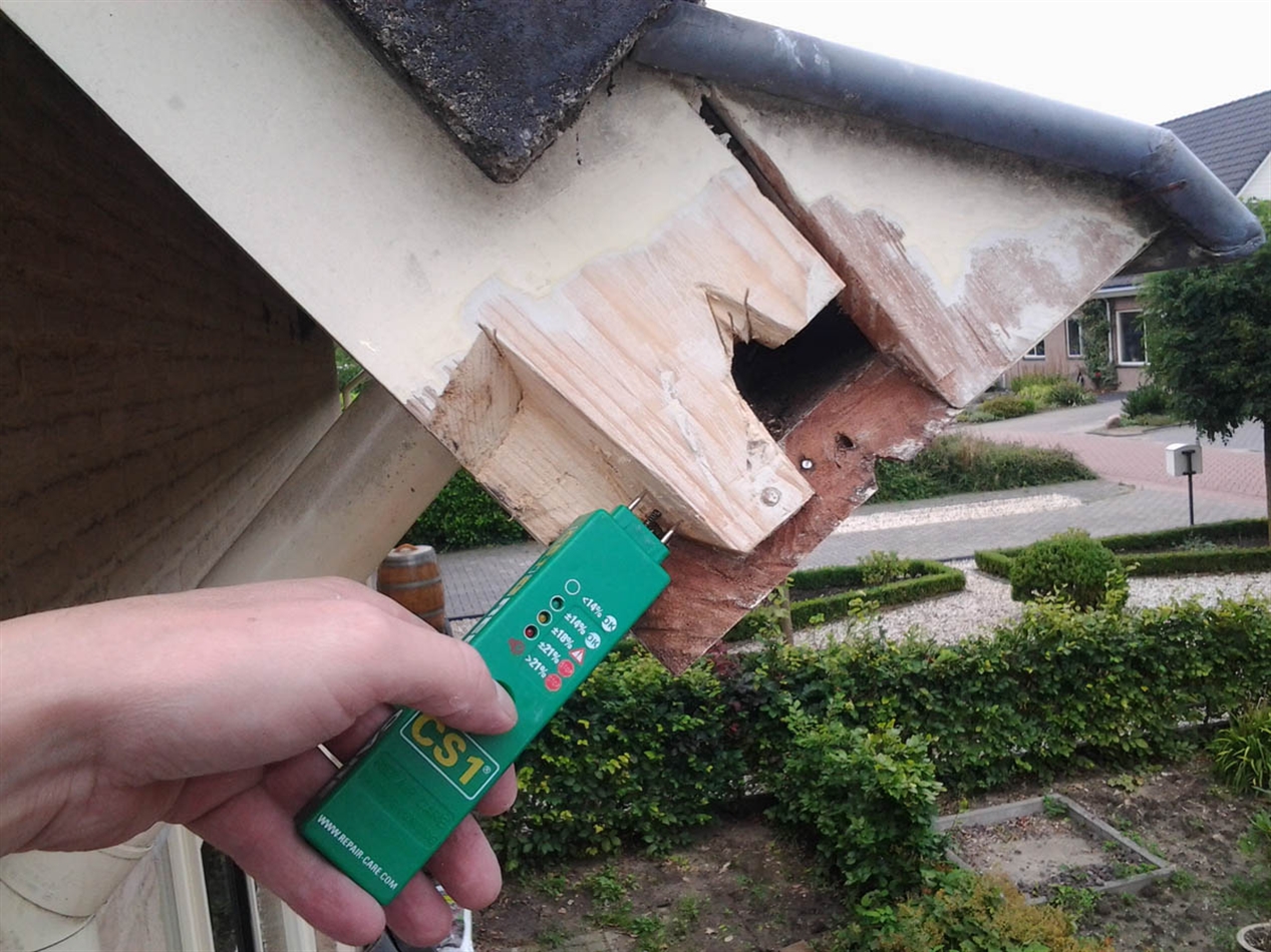 Houtvocht controleren. Reparaties zetten kan alleen op droog hout, zoals hier.