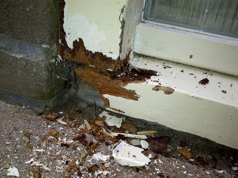 Hier een duidelijk voorbeeld van slecht ondehouden schilderwerk.