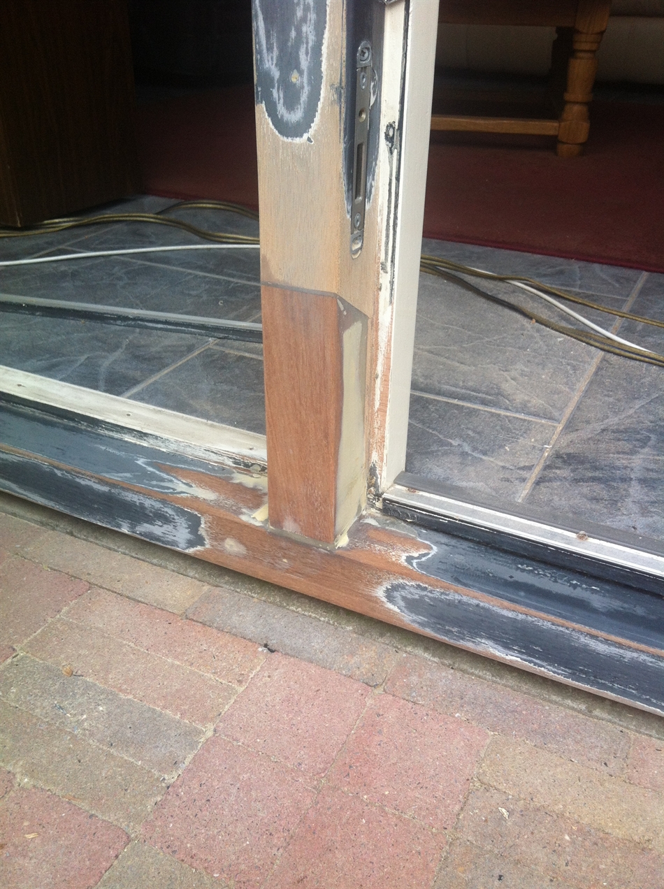 Na uitharding reparatie geschuurd en oneffenheden afgewerkt met Dry Flex SF. Scherpe delen afgerond met een radius van 4 mm, vervolgens reparatie voorzien van 2x grondverf en 2x dekverf, nieuwe tochtprofielen aangebracht.