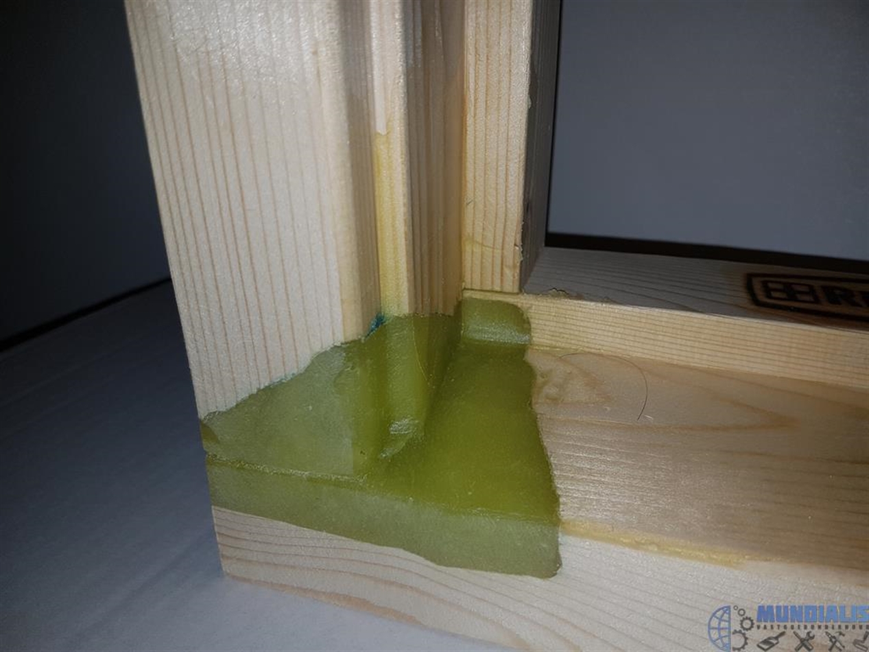 Pasta vulling in een hoekverbinding van een kozijn