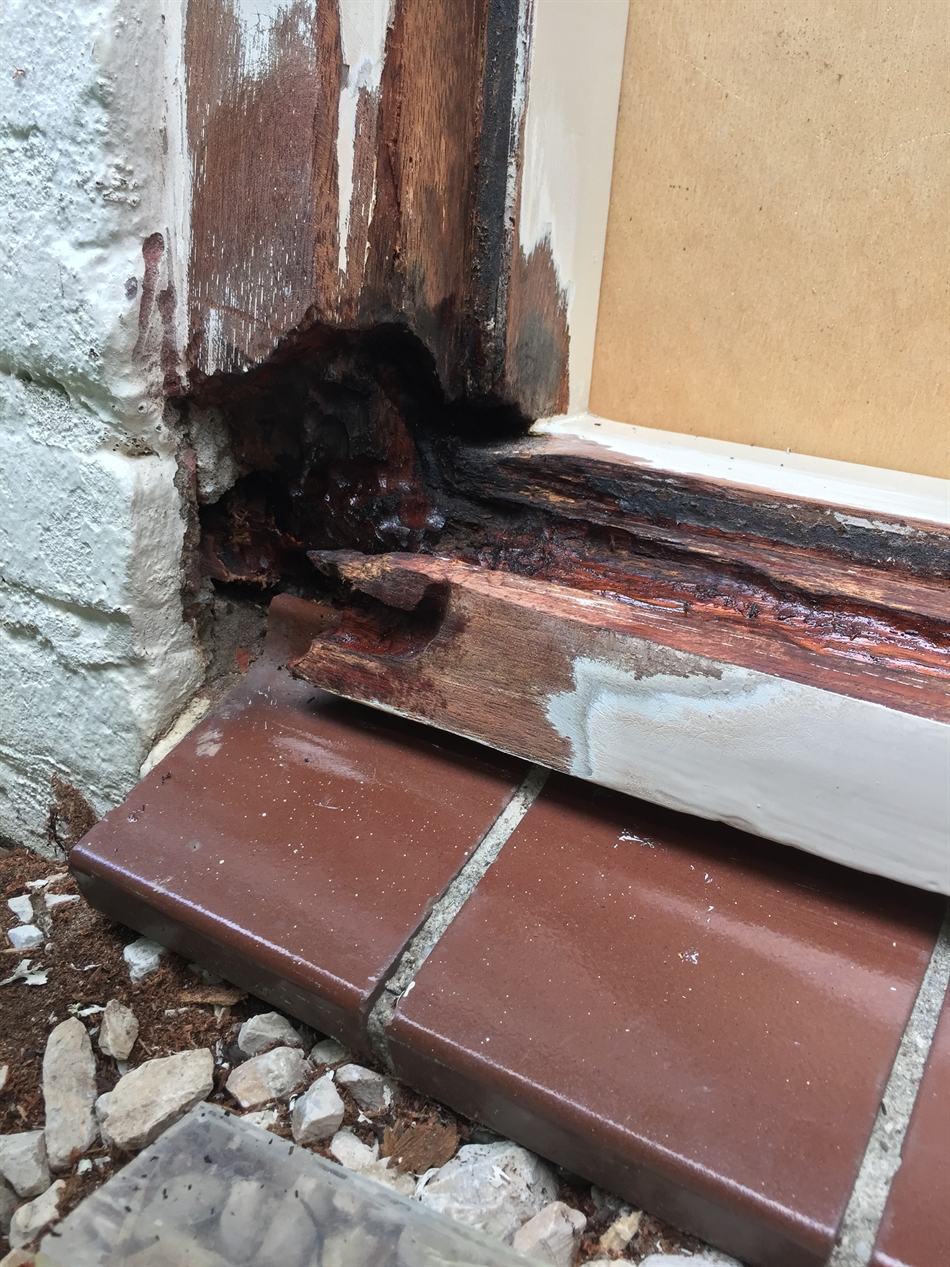 Foto 1: Glaslatten, glas verwijderd en noodvoorziening aan de binnenzijde. Uitgefreesd, vochtpercentage gemeten en Dryfix aangebracht.
