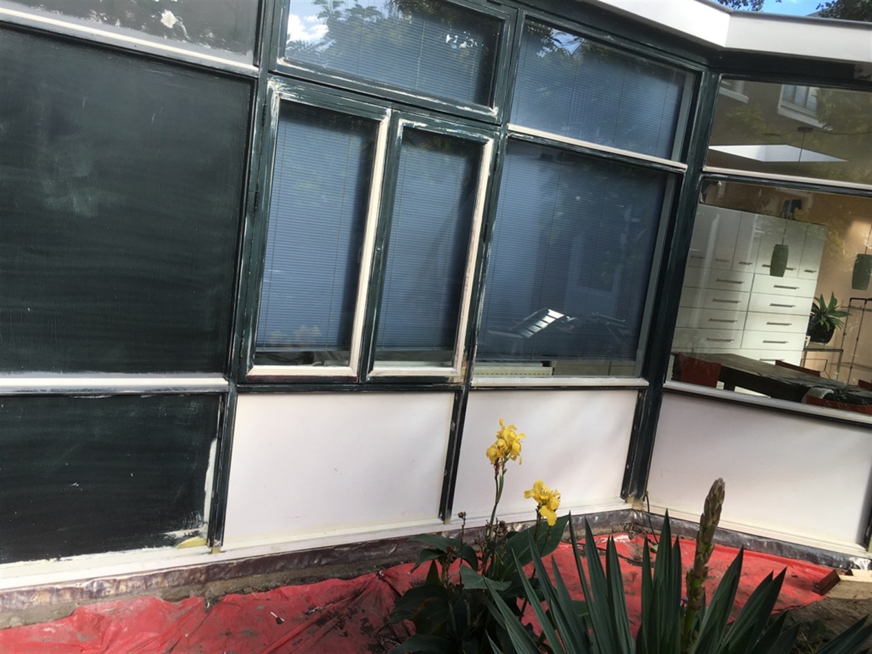 Door houtrot aangetasten glaslatten en de aluminium ventilatieprofielen vervangen door nieuwe glaslatten. Bij de ramen zijn neuslatten geplaatst. Multiplex platen terugplaatsen, slechte platen vervangen door nieuwe.