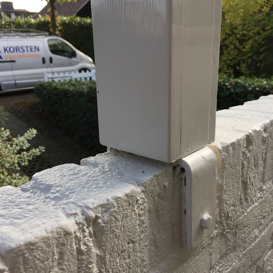 Foto 2: Uniprime plaatmateriaal, zaagkanten voorzien van Dryshield SK en scherpe delen 3 mm afgerond. 2 lagen grondverf en 2 lagen dekverf aangebracht.